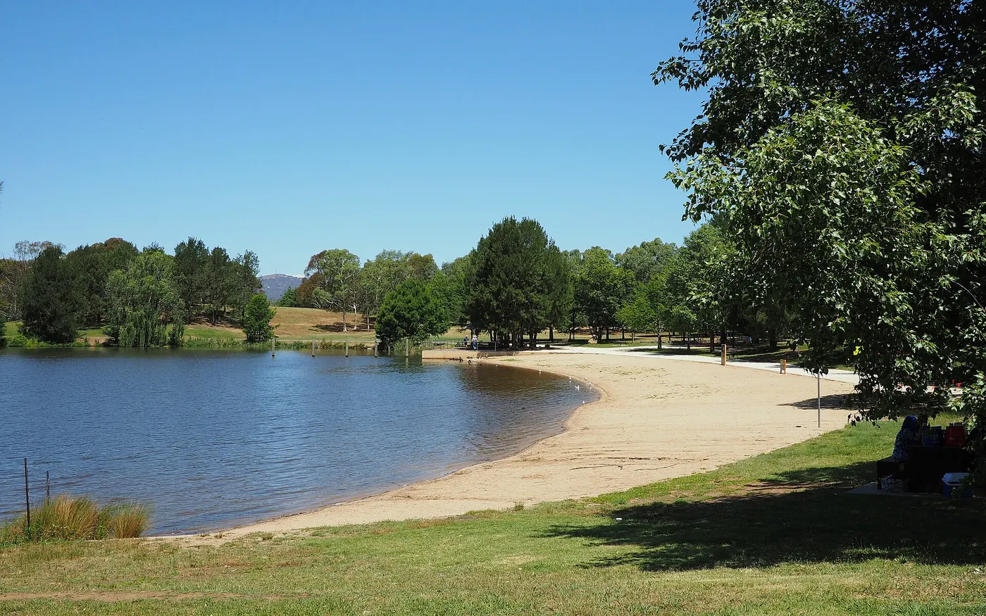 Tuggeranong Town Park Beach, Greenway