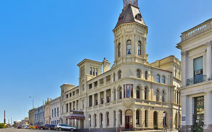 Craig's Royal Hotel on Lydiard Street South