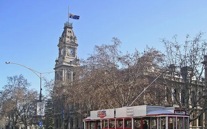 A Bendigo Tramways heritage tram on Pall Mall
