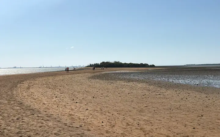 The low-tide sand bridge to King Island