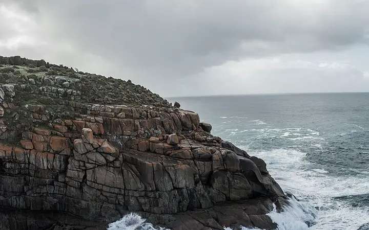Cape Willoughby Lighthouse above the rocks