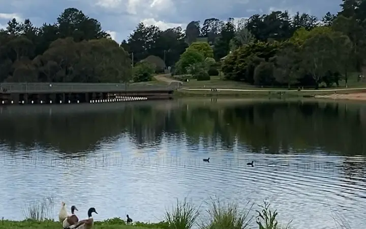 Lake Canobolas and its dam-wall walkway