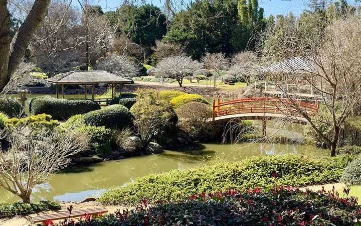 The red bridge and lake at Ju Raku En