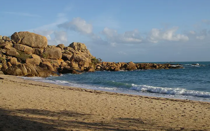 Horseshoe Bay, where the Cape Edgecumbe walk starts