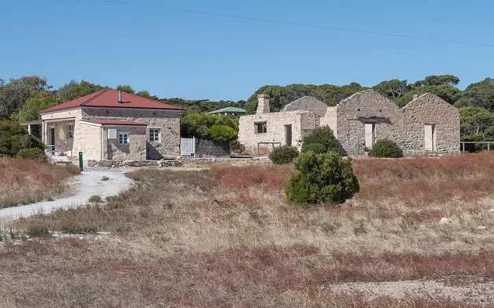 Post office and school ruins, Inneston