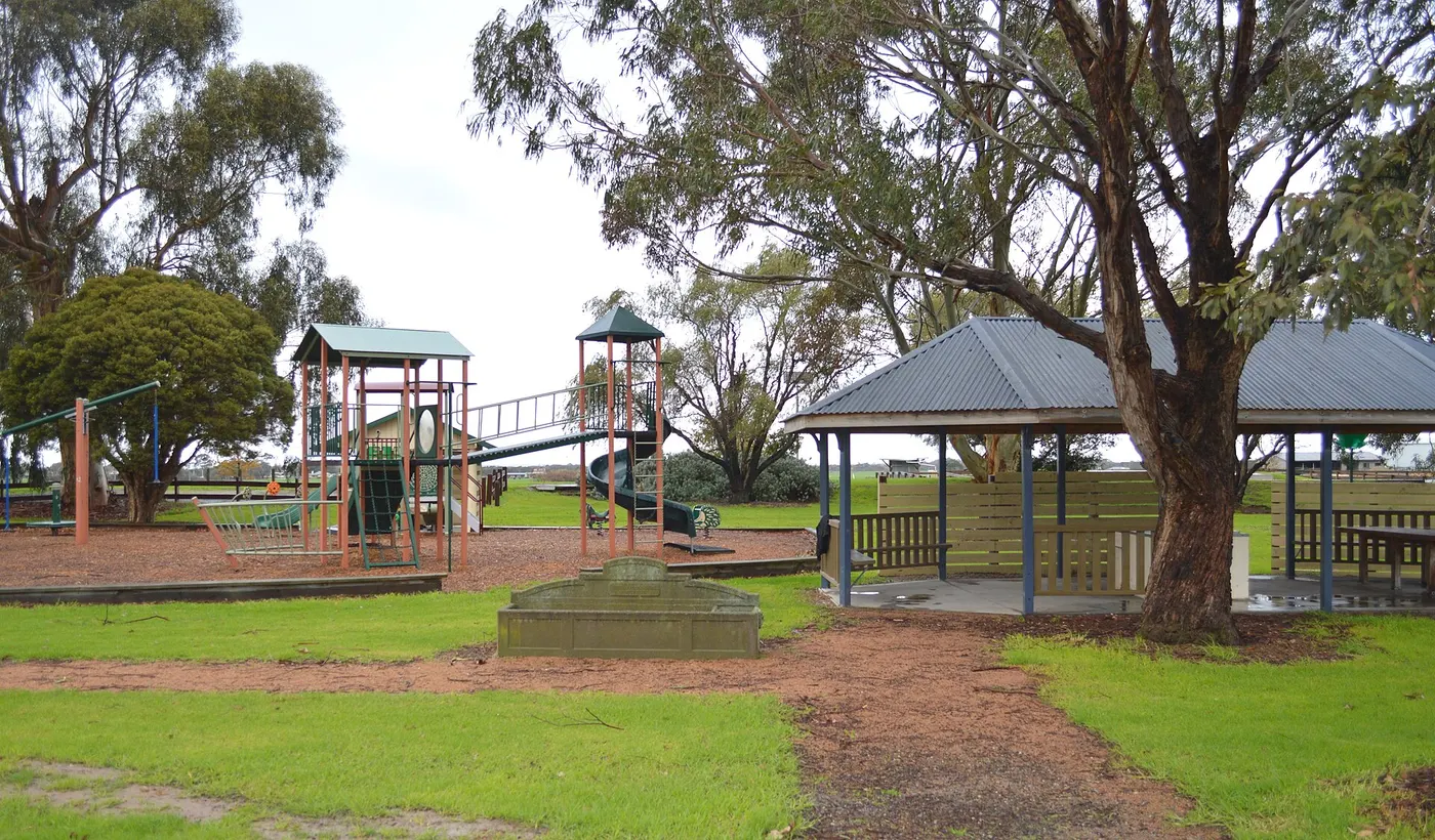 Sagasser Park, Toora