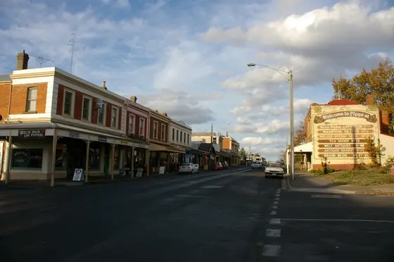 Looking along Piper St, en:Kyneton, Victoria, Australia. Photo taken on 26/5/2006 by Richard Hill.