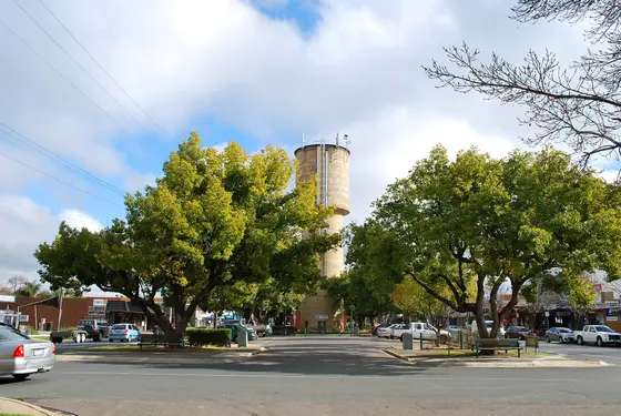 McLennan St, the main street of en:Mooroopna, Victoria